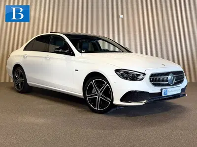 Mercedes-Benz E-Klasse 300e 4-Matic Avantgarde-PANORAMA-NIGH uit 2021