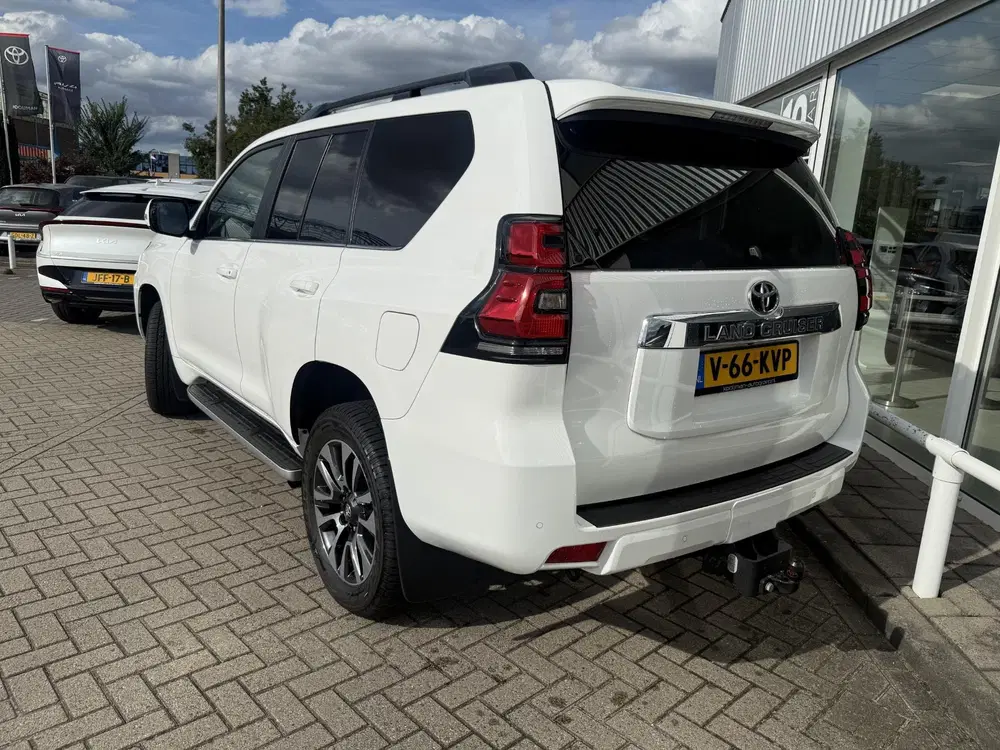 Toyota Land Cruiser 2.8 D-4D-F Professional Window Van Grijs uit 2024, foto 2