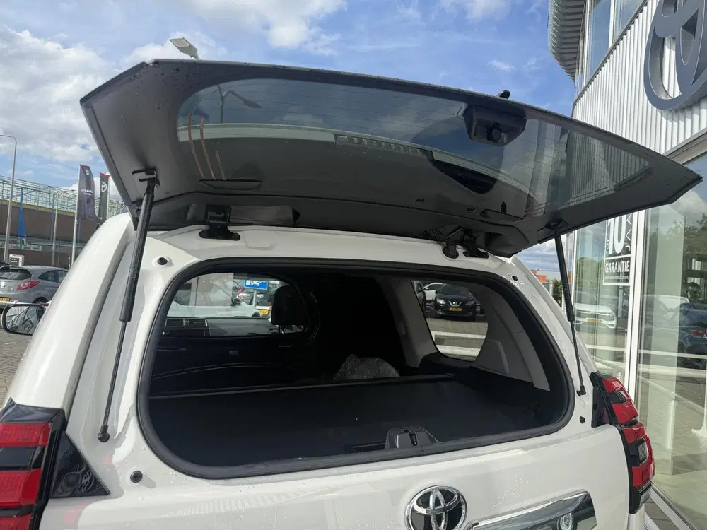 Toyota Land Cruiser 2.8 D-4D-F Professional Window Van Grijs uit 2024, foto 4