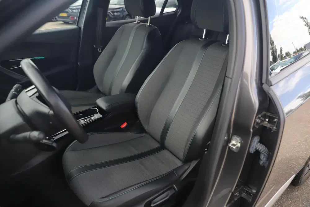 Peugeot 2008 1.2 PureTech Allure 102PK Half Leder Navig uit 2023, foto 6