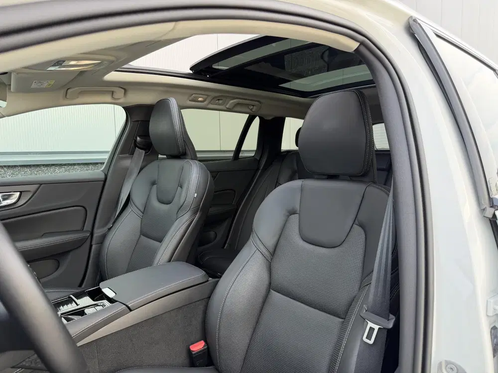 Volvo V60 2.0 T8 Hybrid 455pk AWD Ultra Dark Black E uit 2025, foto 14