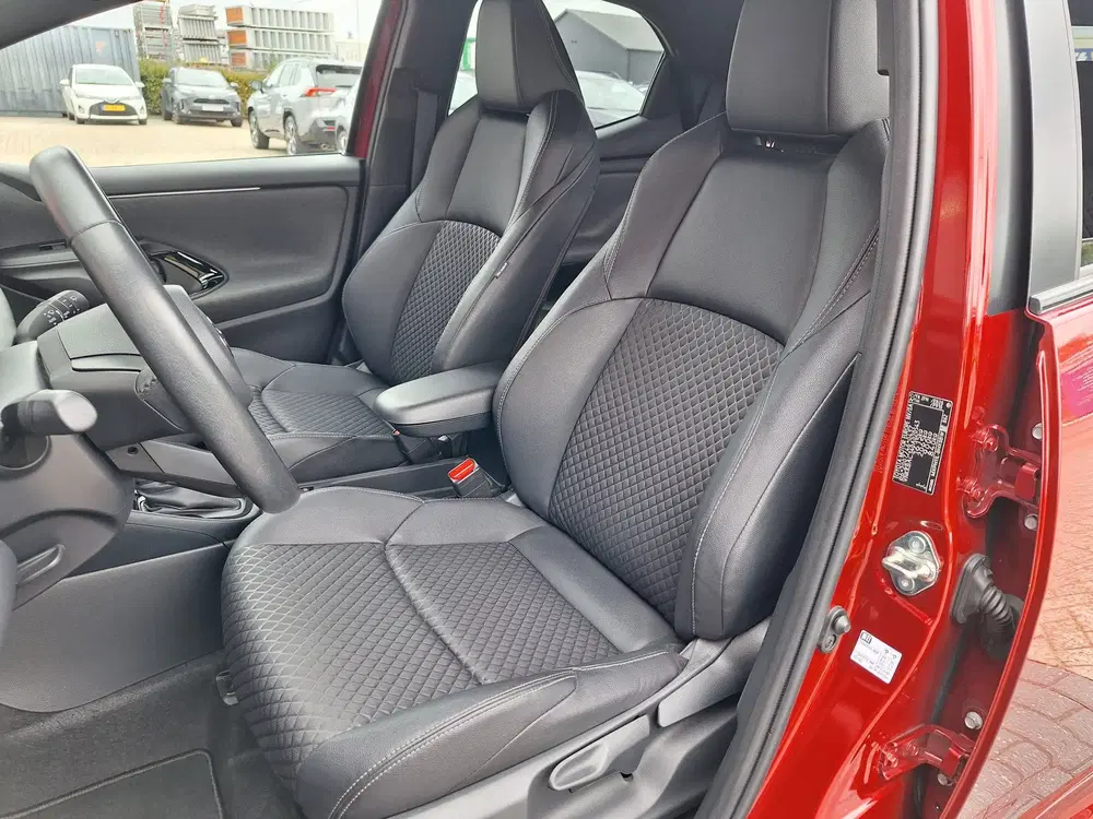 Toyota Yaris 1.5 Hybrid Style Bi-Tone Limited (bj 2020) uit 2020, foto 13