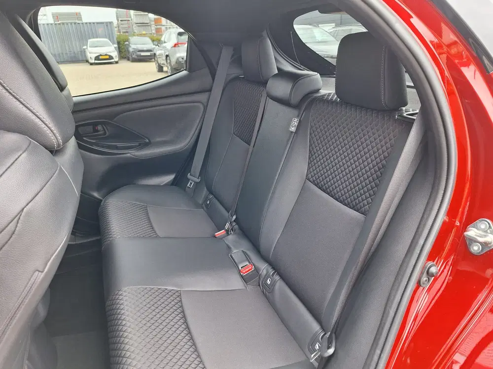 Toyota Yaris 1.5 Hybrid Style Bi-Tone Limited (bj 2020) uit 2020, foto 15