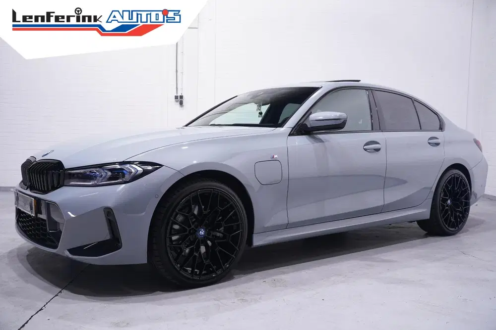BMW 3-serie 330e M Sport SOH 96% Head up Schuifdak Cam uit 2024