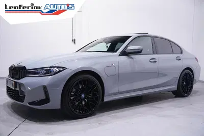 BMW 3-serie 330e M Sport SOH 96% Head up Schuifdak Cam uit 2024