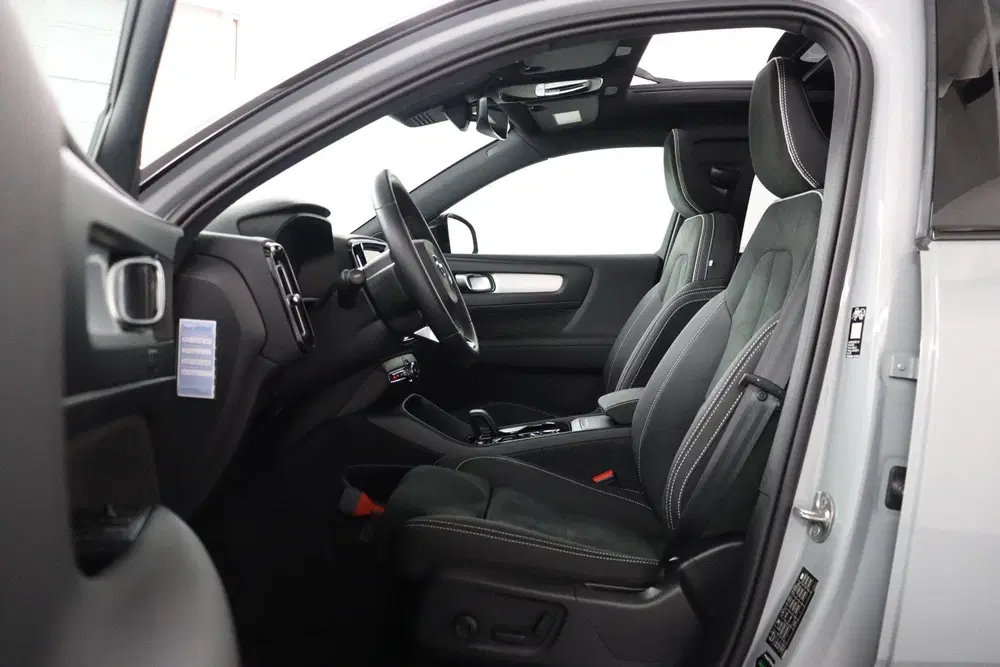Volvo XC40 2.0 B4 Plus Black Edition uit 2025, foto 15
