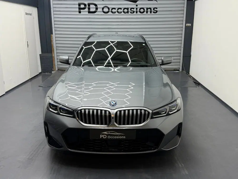BMW 3-serie 330e xDrive M Sport uit 2025, foto 2