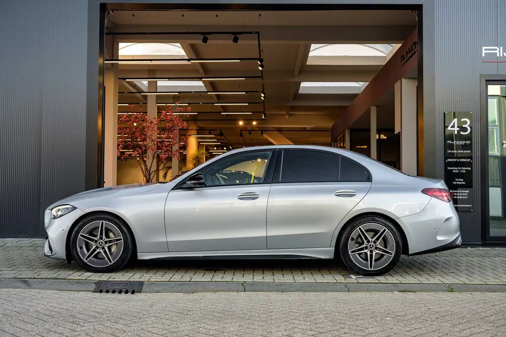 Mercedes-Benz C-Klasse 300 d AMG Line uit 2022, foto 2