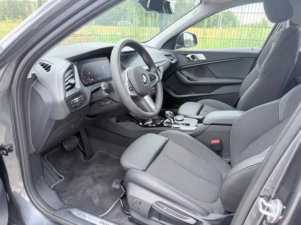BMW 1-serie 118i Executive Edition uit 2020, foto 12