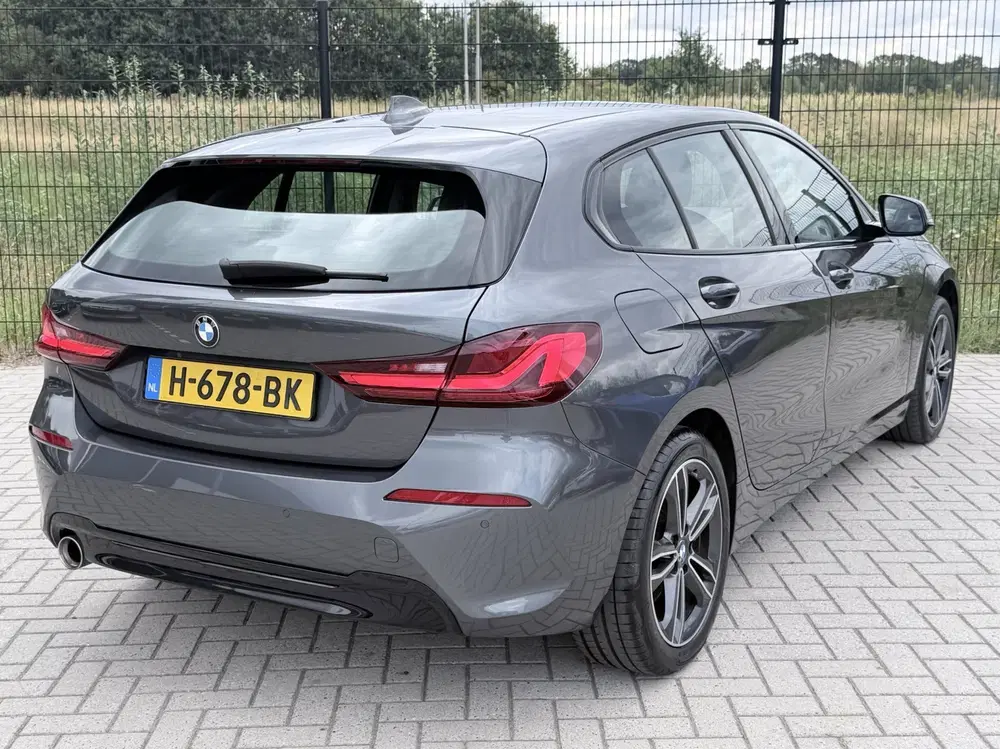 BMW 1-serie 118i Executive Edition uit 2020, foto 2