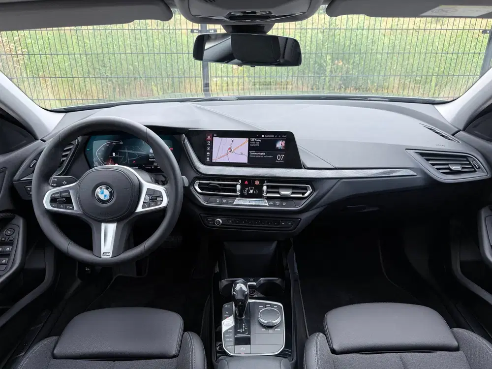 BMW 1-serie 118i Executive Edition uit 2020, foto 3