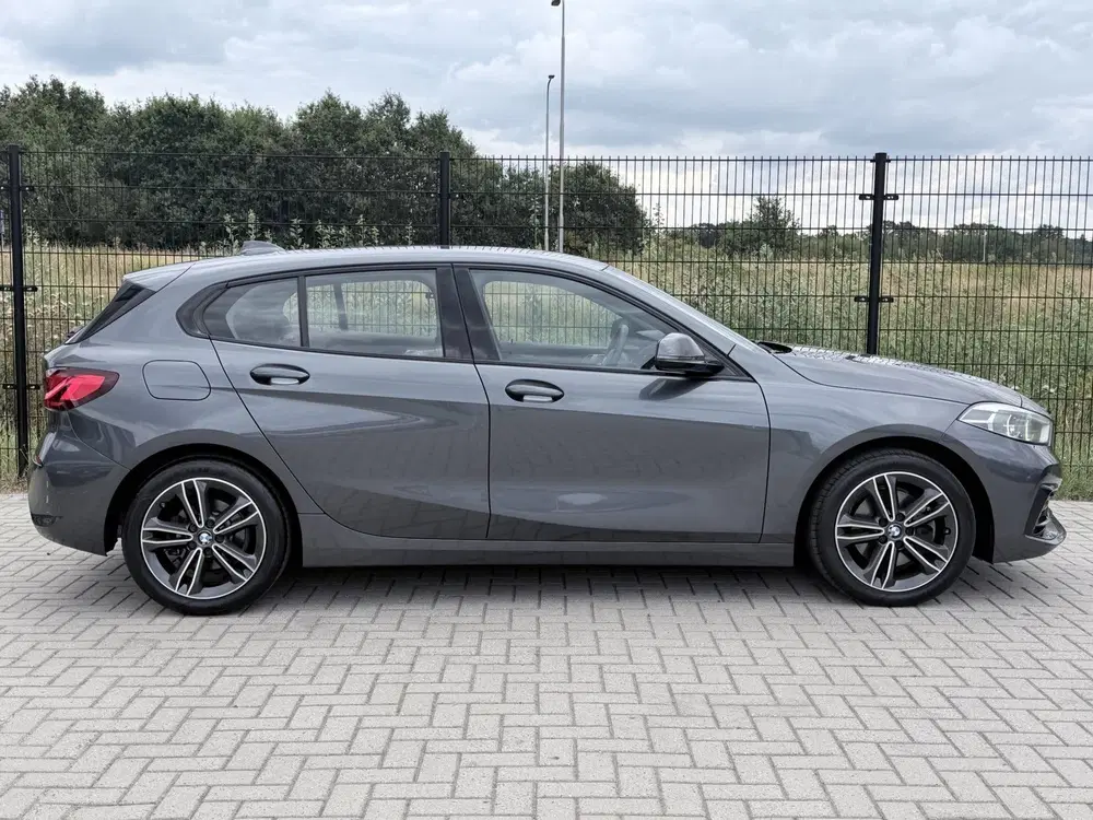 BMW 1-serie 118i Executive Edition uit 2020, foto 6