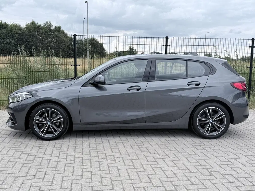 BMW 1-serie 118i Executive Edition uit 2020, foto 7
