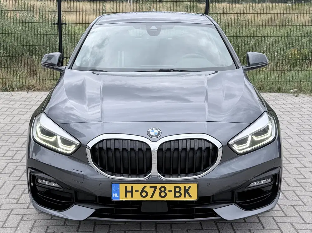 BMW 1-serie 118i Executive Edition uit 2020, foto 8