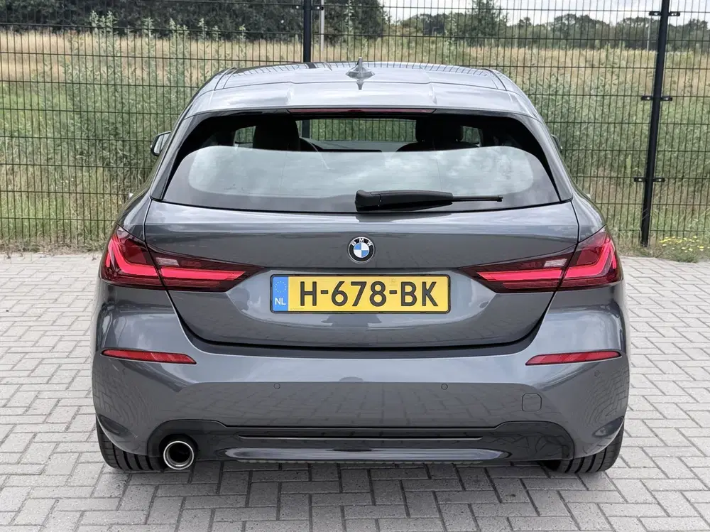 BMW 1-serie 118i Executive Edition uit 2020, foto 9