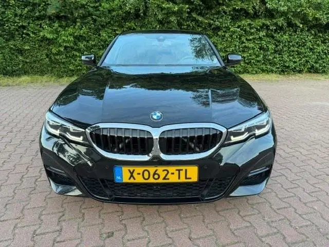BMW 3-serie 330e uit 2019, foto 2