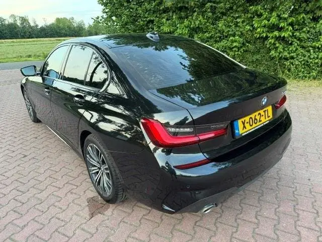 BMW 3-serie 330e uit 2019, foto 4