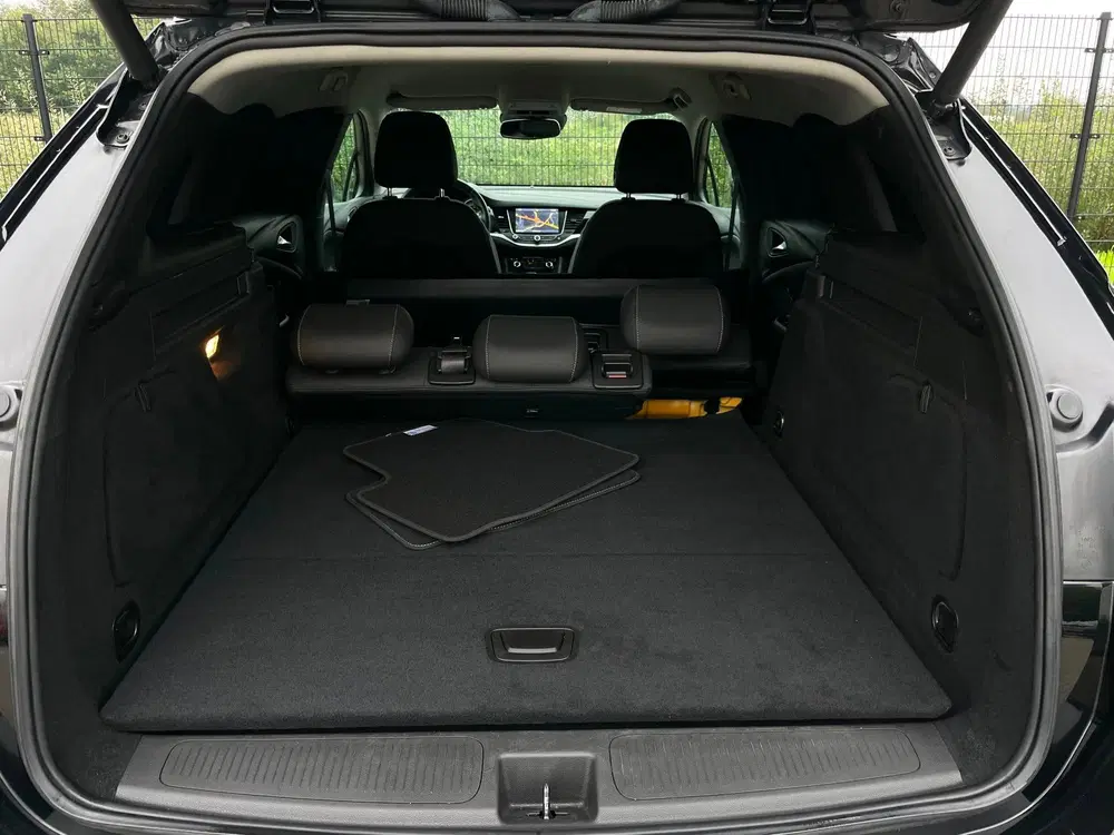 Opel Astra uit 2019, foto 10
