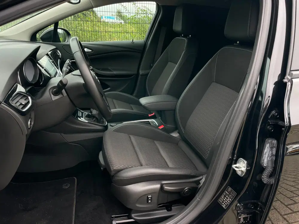 Opel Astra uit 2019, foto 12