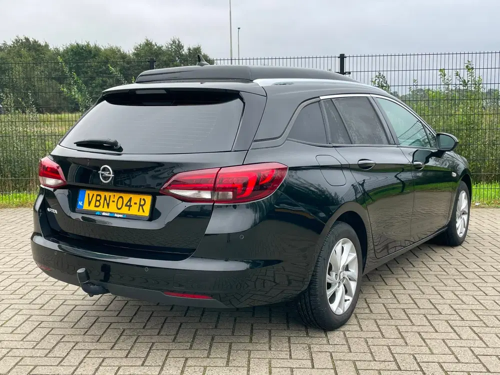 Opel Astra uit 2019, foto 2