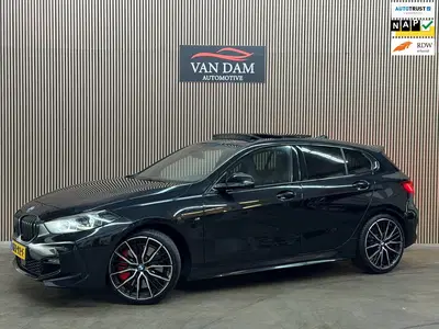 BMW 1-serie 120i M-Pakket 2024 NAP PANO KUIPSTOELEN LE uit 2024