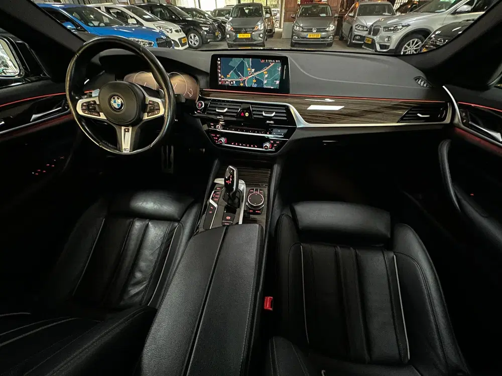 BMW 5-serie 530i High Executive uit 2019, foto 2
