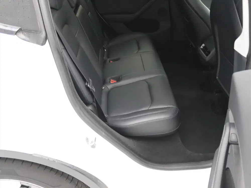 Tesla Model Y Long Range RWD 75kWh 299pk 95% SoH [ AMD R uit 2024, foto 15