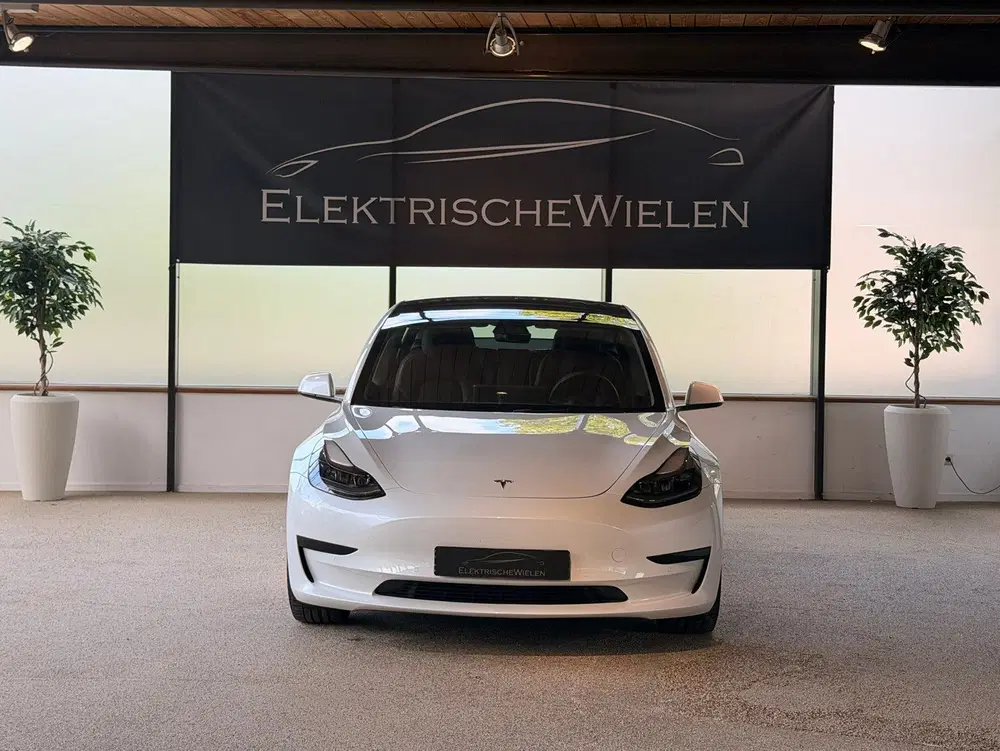 Tesla Model 3 uit 2021, foto 2