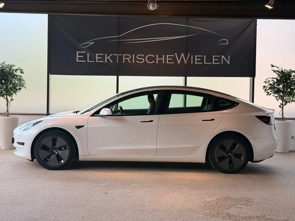Tesla Model 3 uit 2021, foto 4
