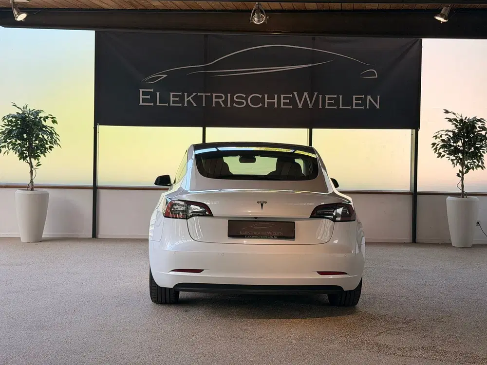Tesla Model 3 uit 2021, foto 6
