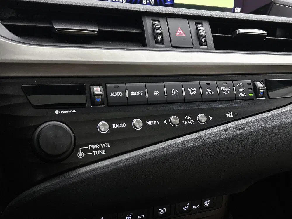Lexus ES 300h President Line uit 2020, foto 13