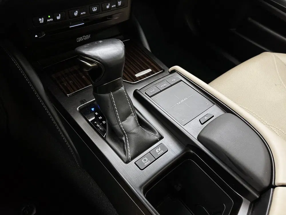 Lexus ES 300h President Line uit 2020, foto 14