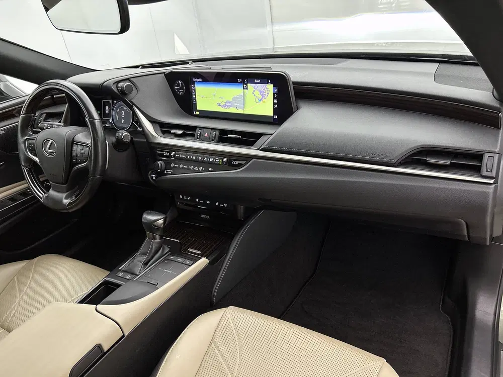 Lexus ES 300h President Line uit 2020, foto 7