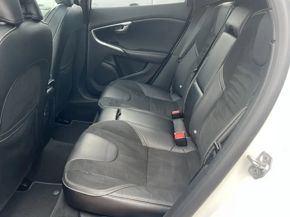 Volvo V40 1.5 T3 Automaat R-Design Polar + Sport Pan uit 2019, foto 7
