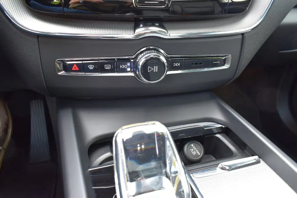 Volvo XC60 2.0 T6 Plug-in hybrid AWD 400PK Dark uit 2023, foto 13