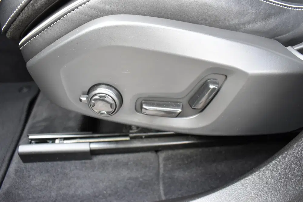 Volvo XC60 2.0 T6 Plug-in hybrid AWD 400PK Dark uit 2023, foto 14