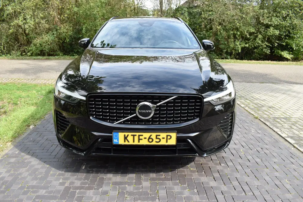 Volvo XC60 2.0 T6 Plug-in hybrid AWD 400PK Dark uit 2023, foto 2