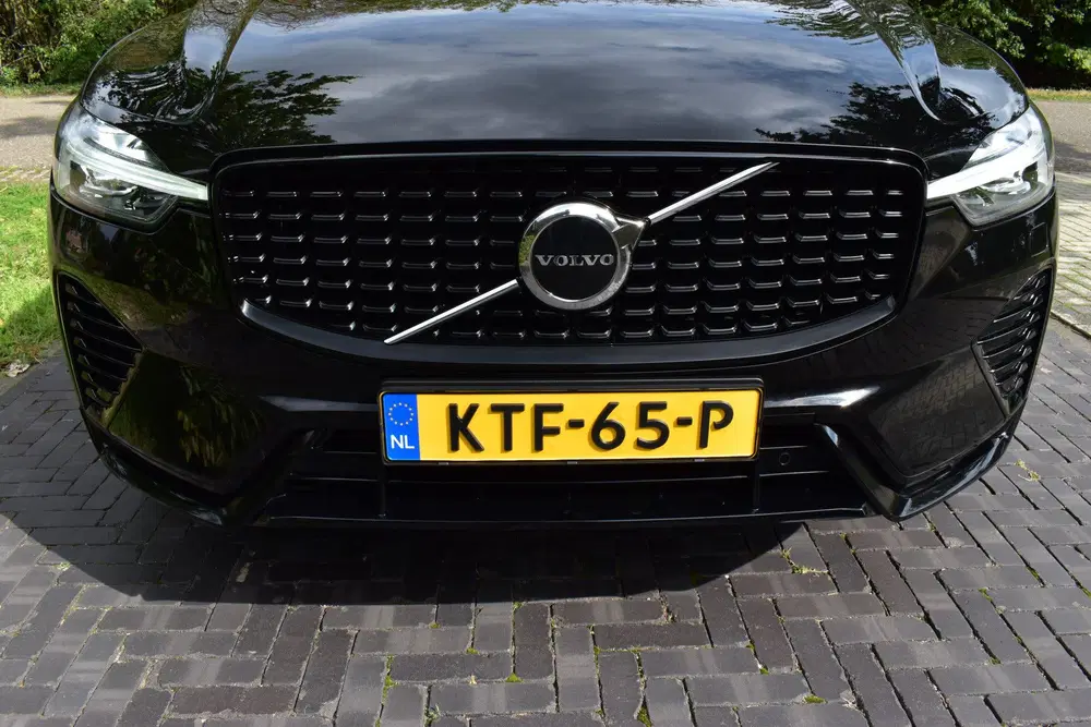 Volvo XC60 2.0 T6 Plug-in hybrid AWD 400PK Dark uit 2023, foto 3