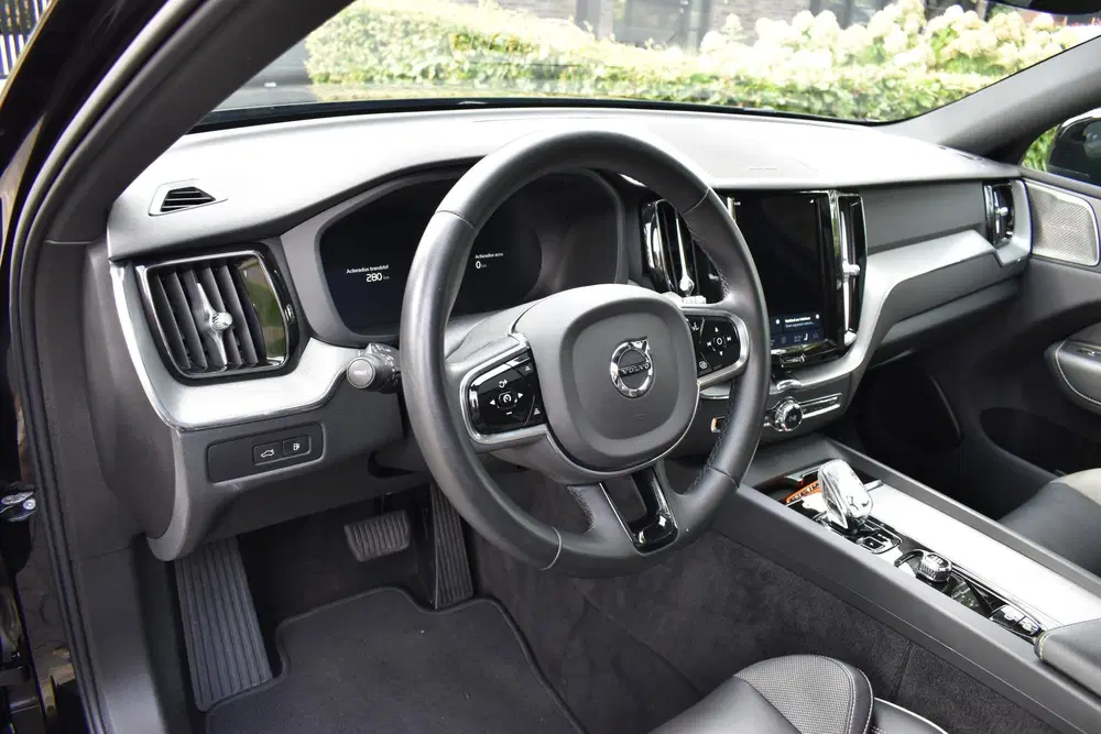 Volvo XC60 2.0 T6 Plug-in hybrid AWD 400PK Dark uit 2023, foto 7