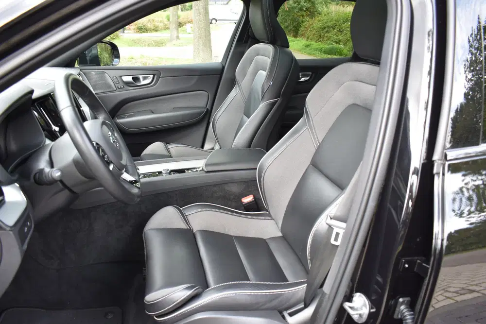 Volvo XC60 2.0 T6 Plug-in hybrid AWD 400PK Dark uit 2023, foto 9
