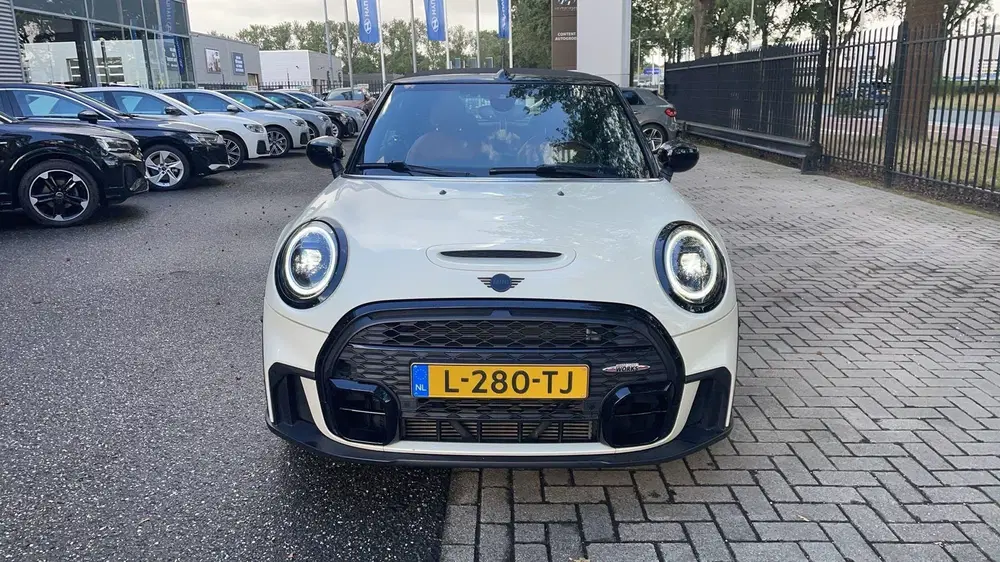 Mini Cabrio 2.0 Cooper S John Cooper Works 178 PK uit 2021, foto 2
