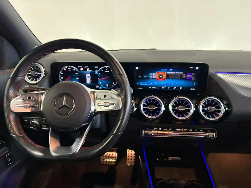 Mercedes-Benz GLA 180 AMG Line uit 2023, foto 12