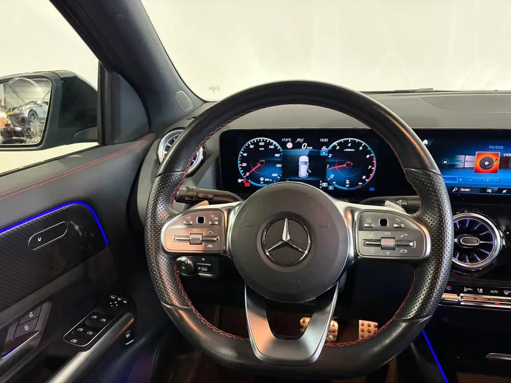 Mercedes-Benz GLA 180 AMG Line uit 2023, foto 13