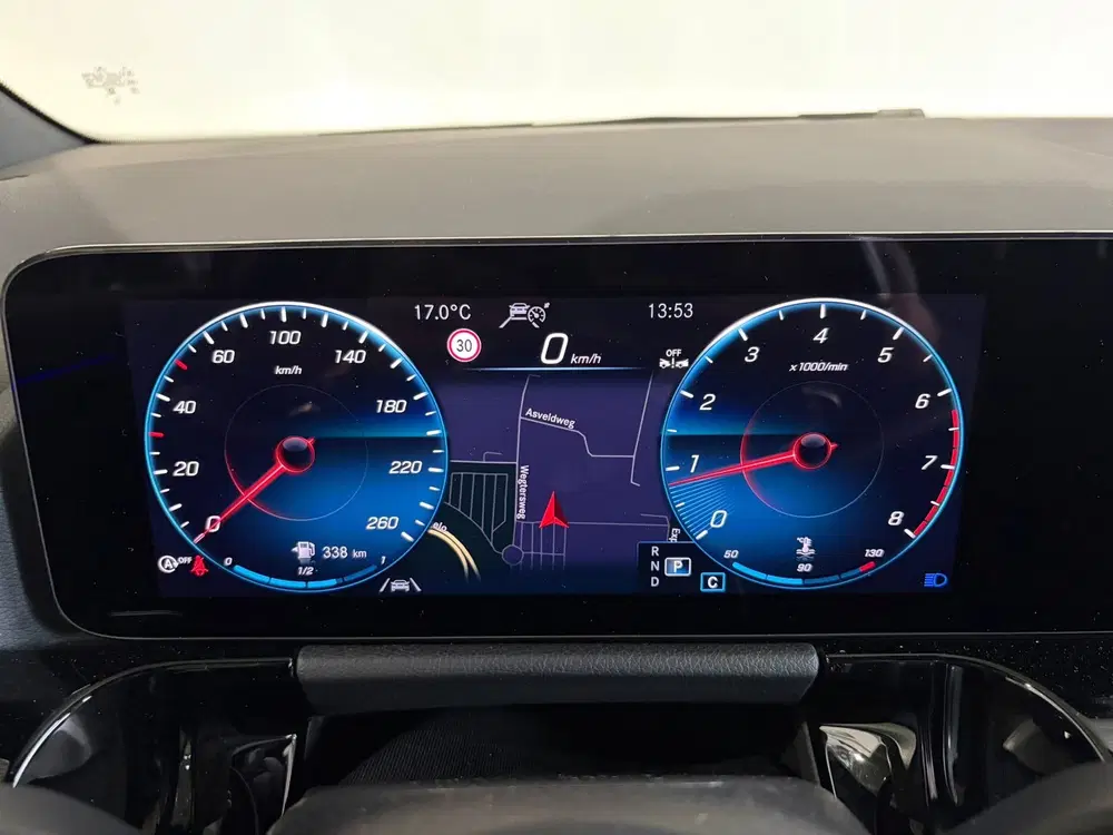 Mercedes-Benz GLA 180 AMG Line uit 2023, foto 14