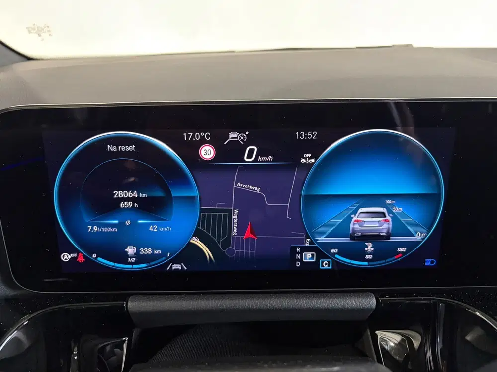 Mercedes-Benz GLA 180 AMG Line uit 2023, foto 15