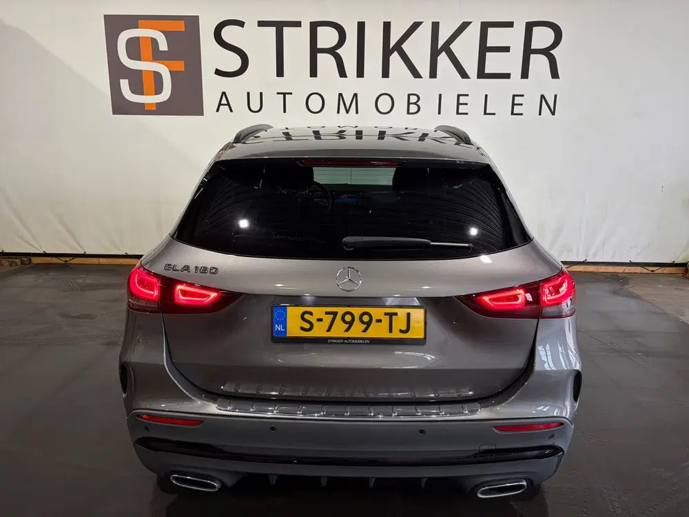 Mercedes-Benz GLA 180 AMG Line uit 2023, foto 9