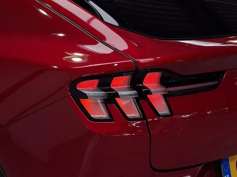 Ford Mustang Mach-E Extended Premium RWD 98 kWh uit 2024, foto 11