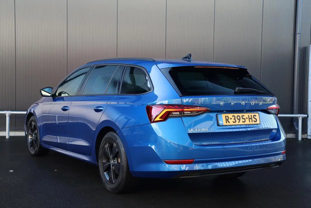 Skoda Octavia 1.0 TSI 110pk Sport Business Stoelverwar uit 2022, foto 2