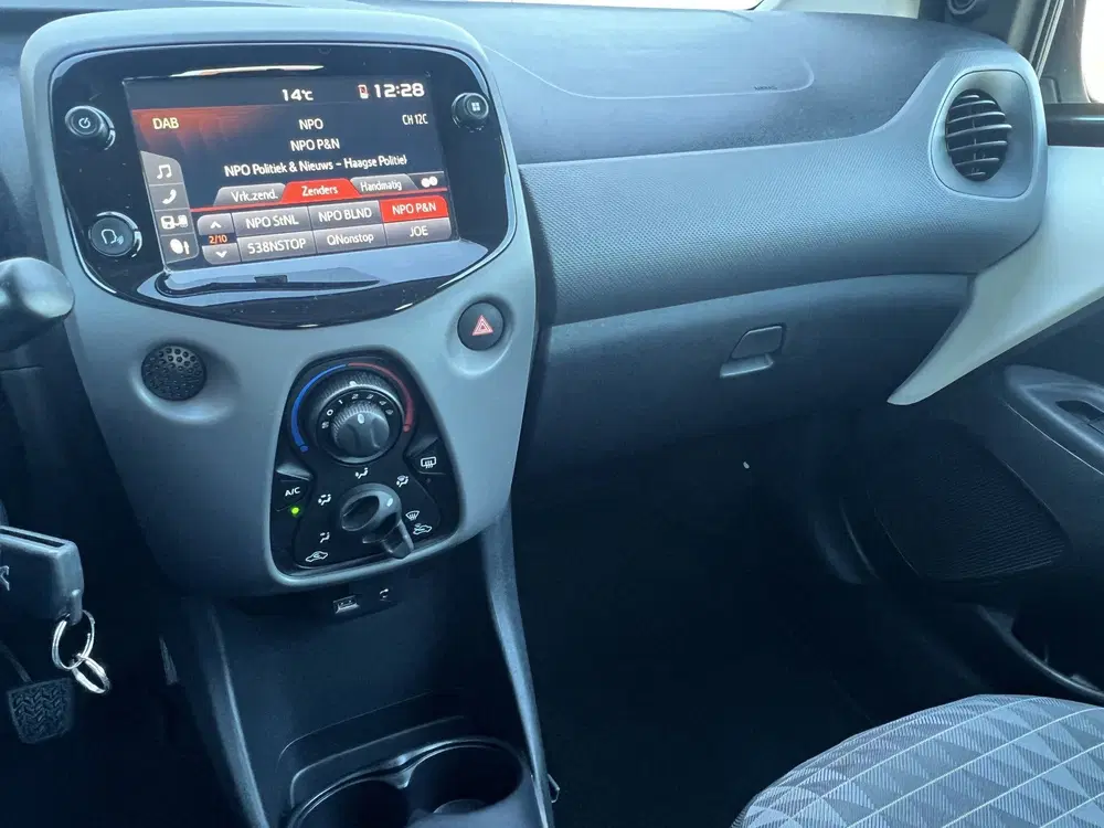 Peugeot 108 1.0 e-VTi 72 pk Active 5-drs Camera Airco uit 2022, foto 9