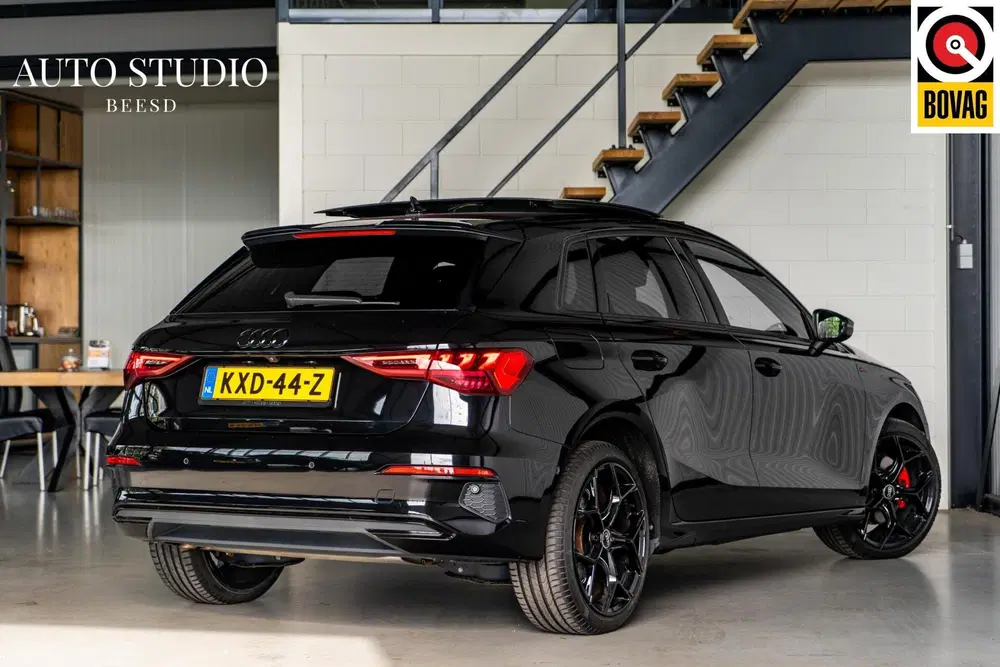 Audi A3 40 TFSI e S-line uit 2021, foto 2